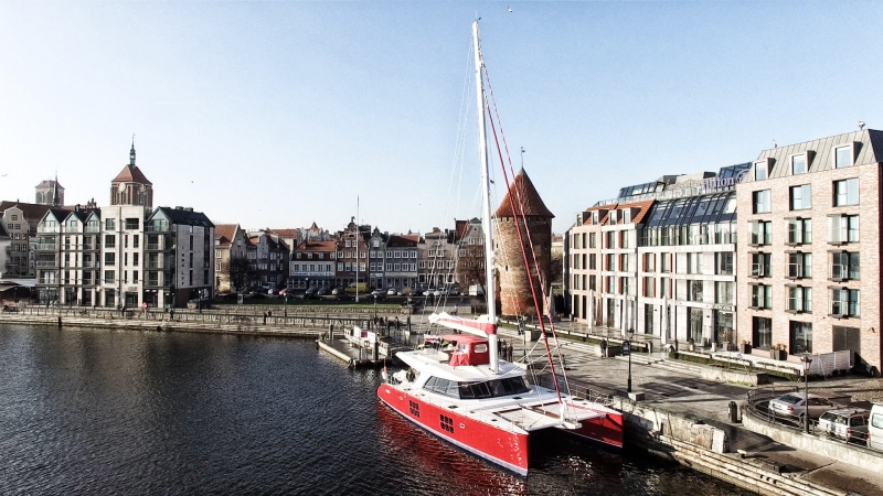 Prawosławny chrzest luksusowego katamaranu przed gdańskim Hiltonem-GospodarkaMorska.pl