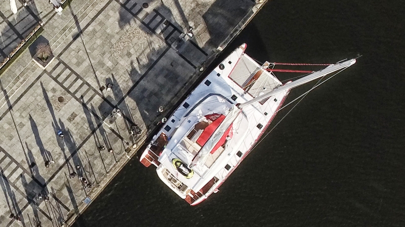 Prawosławny chrzest luksusowego katamaranu przed gdańskim Hiltonem-GospodarkaMorska.pl