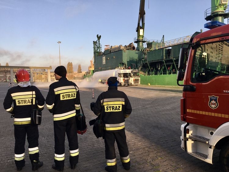 Pierwsze bunkrowanie LNG w porcie Szczecin [foto]-GospodarkaMorska.pl