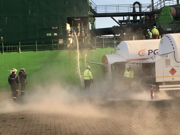 Pierwsze bunkrowanie LNG w porcie Szczecin [foto]-GospodarkaMorska.pl