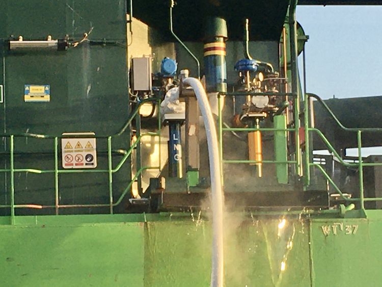 Pierwsze bunkrowanie LNG w porcie Szczecin [foto]-GospodarkaMorska.pl