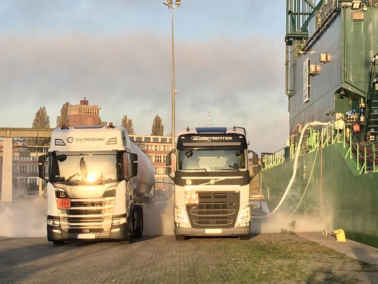 Pierwsze bunkrowanie LNG w porcie Szczecin [foto]-GospodarkaMorska.pl