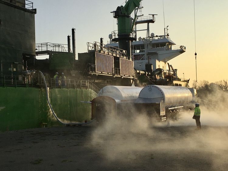 Pierwsze bunkrowanie LNG w porcie Szczecin [foto]-GospodarkaMorska.pl