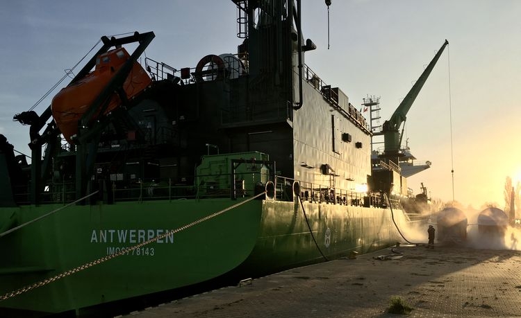 Pierwsze bunkrowanie LNG w porcie Szczecin [foto]-GospodarkaMorska.pl