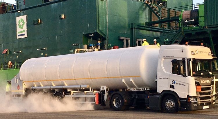 Pierwsze bunkrowanie LNG w porcie Szczecin [foto]-GospodarkaMorska.pl