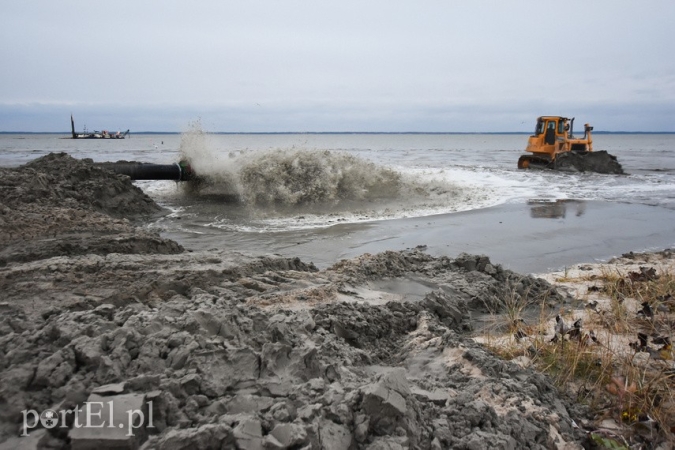 Urząd Morski w Gdyni poszerza plażę w Kadynach [foto]-GospodarkaMorska.pl