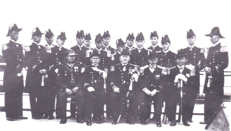 Promocja SPMW 1930 - ppor. mar. Borys Karnicki stoi drugi z prawej-GospodarkaMorska.pl