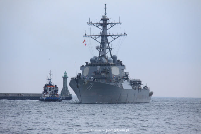 Amerykański niszczyciel USS Ross wszedł do gdyńskiego portu (foto)-GospodarkaMorska.pl