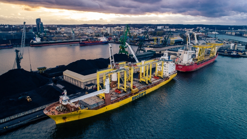Podwójny załadunek potężnych suwnic w Porcie Gdynia (foto, wideo)-GospodarkaMorska.pl