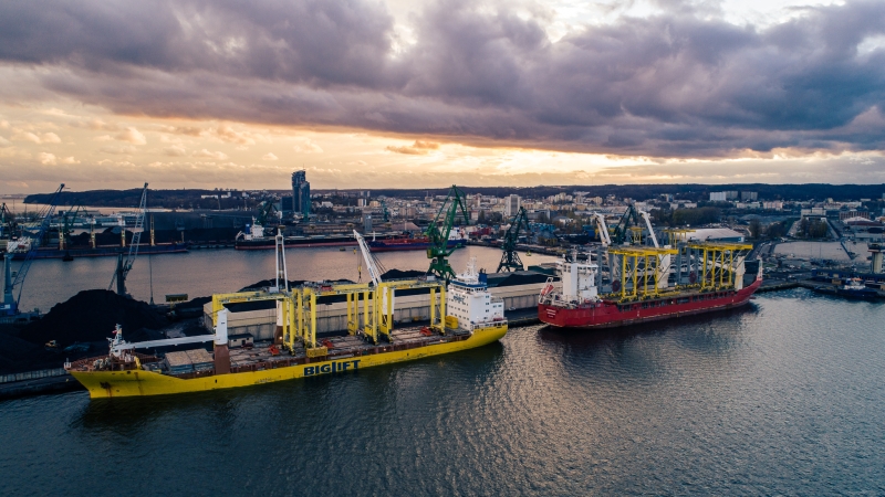 Podwójny załadunek potężnych suwnic w Porcie Gdynia (foto, wideo)-GospodarkaMorska.pl