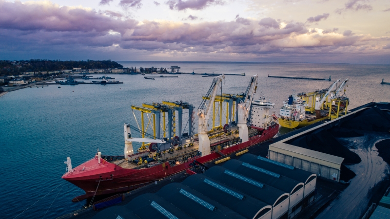 Podwójny załadunek potężnych suwnic w Porcie Gdynia (foto, wideo)-GospodarkaMorska.pl