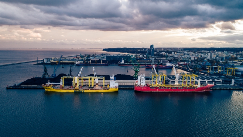 Podwójny załadunek potężnych suwnic w Porcie Gdynia (foto, wideo)-GospodarkaMorska.pl