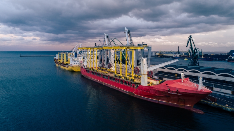 Podwójny załadunek potężnych suwnic w Porcie Gdynia (foto, wideo)-GospodarkaMorska.pl