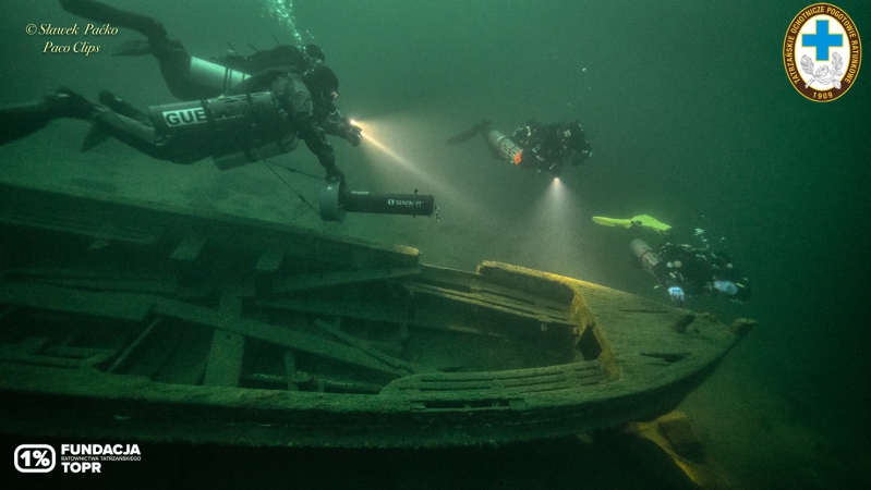 Niezwykłe odkrycie na dnie Morskiego Oka. Ratownicy natrafili na zatopioną łódź [foto]-GospodarkaMorska.pl