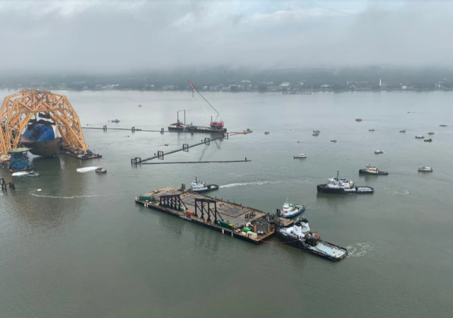 Gigantyczna sekcja Golden Ray pocięta i załadowana na barkę (galeria)-GospodarkaMorska.pl