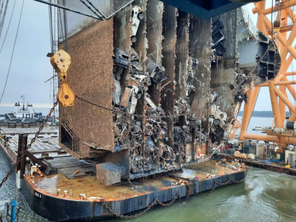 Gigantyczna sekcja Golden Ray pocięta i załadowana na barkę (galeria)-GospodarkaMorska.pl