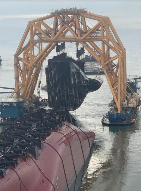 Gigantyczna sekcja Golden Ray pocięta i załadowana na barkę (galeria)-GospodarkaMorska.pl