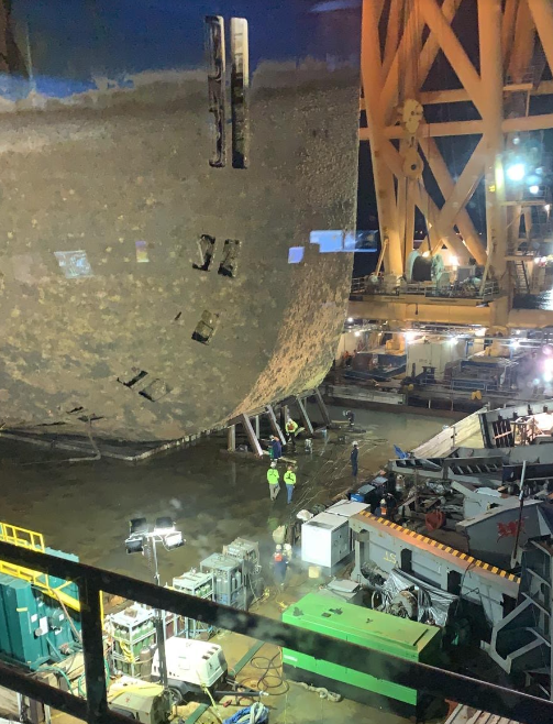 Gigantyczna sekcja Golden Ray pocięta i załadowana na barkę (galeria)-GospodarkaMorska.pl