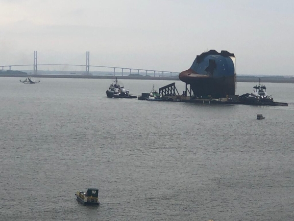 Gigantyczna sekcja Golden Ray pocięta i załadowana na barkę (galeria)-GospodarkaMorska.pl