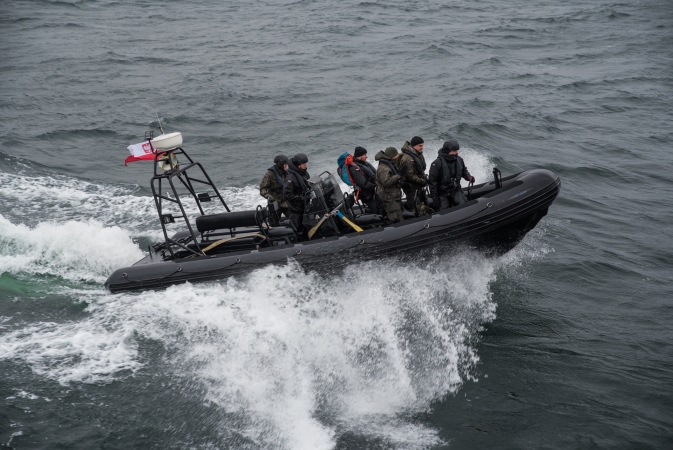 Grudniowe manewry na Zatoce [foto]-GospodarkaMorska.pl