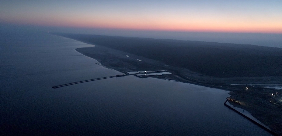 Styczeń na terenie budowy kanału żeglugowego przez Mierzeję Wiślaną: Pierwsze X-blocki wbudowane na Falochronie Wschodnim  [foto, wideo]-GospodarkaMorska.pl