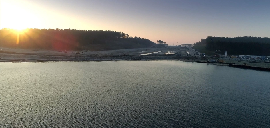 Styczeń na terenie budowy kanału żeglugowego przez Mierzeję Wiślaną: Pierwsze X-blocki wbudowane na Falochronie Wschodnim  [foto, wideo]-GospodarkaMorska.pl