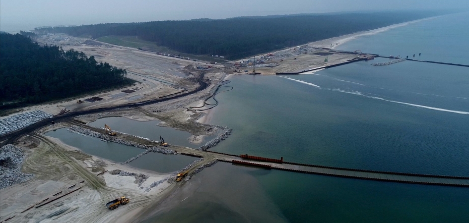 Styczeń na terenie budowy kanału żeglugowego przez Mierzeję Wiślaną: Pierwsze X-blocki wbudowane na Falochronie Wschodnim  [foto, wideo]-GospodarkaMorska.pl