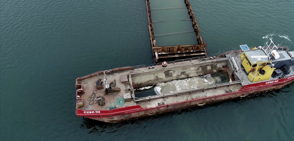 Styczeń na terenie budowy kanału żeglugowego przez Mierzeję Wiślaną: Pierwsze X-blocki wbudowane na Falochronie Wschodnim  [foto, wideo]-GospodarkaMorska.pl