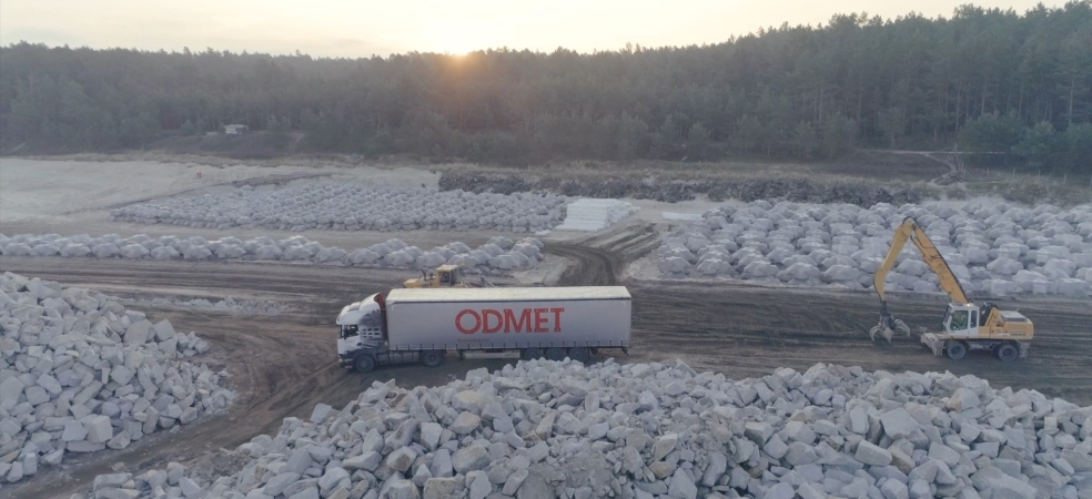 Styczeń na terenie budowy kanału żeglugowego przez Mierzeję Wiślaną: Pierwsze X-blocki wbudowane na Falochronie Wschodnim  [foto, wideo]-GospodarkaMorska.pl