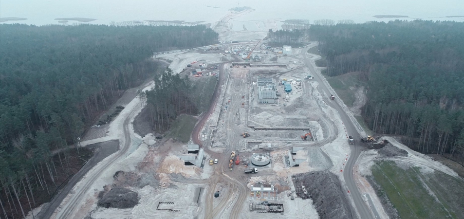 Styczeń na terenie budowy kanału żeglugowego przez Mierzeję Wiślaną: Pierwsze X-blocki wbudowane na Falochronie Wschodnim  [foto, wideo]-GospodarkaMorska.pl