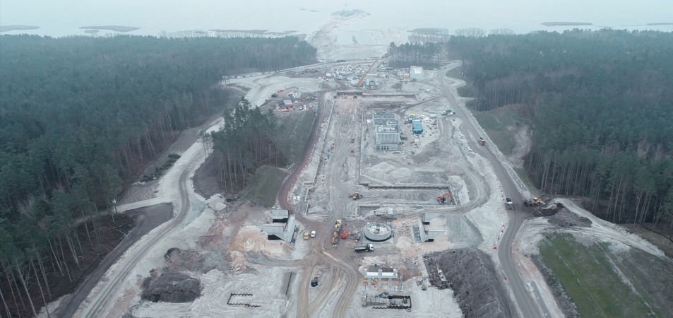Styczeń na terenie budowy kanału żeglugowego przez Mierzeję Wiślaną: Pierwsze X-blocki wbudowane na Falochronie Wschodnim  [foto, wideo]-GospodarkaMorska.pl