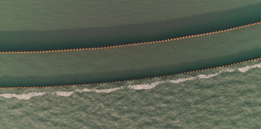 Styczeń na terenie budowy kanału żeglugowego przez Mierzeję Wiślaną: Pierwsze X-blocki wbudowane na Falochronie Wschodnim  [foto, wideo]-GospodarkaMorska.pl