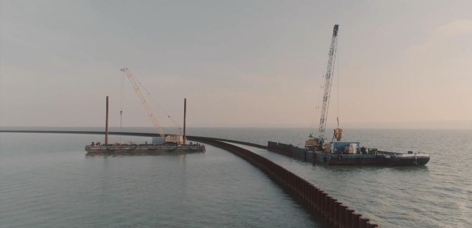 Styczeń na terenie budowy kanału żeglugowego przez Mierzeję Wiślaną: Pierwsze X-blocki wbudowane na Falochronie Wschodnim  [foto, wideo]-GospodarkaMorska.pl