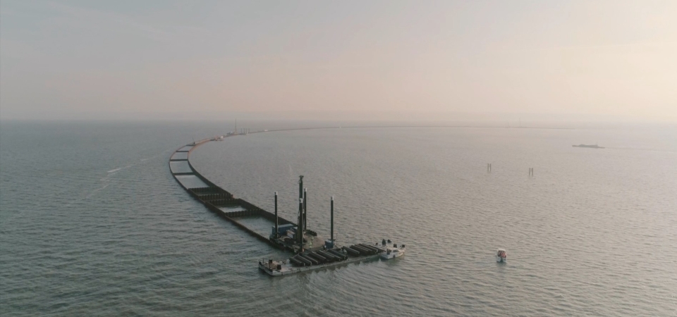 Styczeń na terenie budowy kanału żeglugowego przez Mierzeję Wiślaną: Pierwsze X-blocki wbudowane na Falochronie Wschodnim  [foto, wideo]-GospodarkaMorska.pl