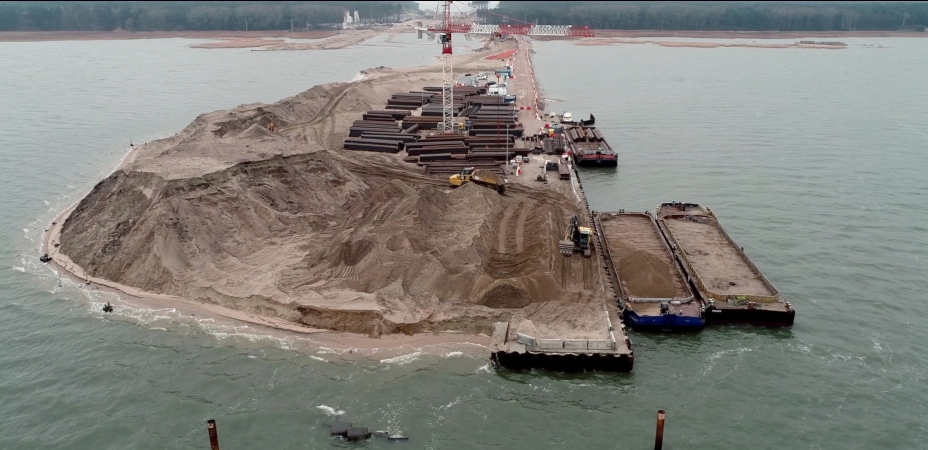 Styczeń na terenie budowy kanału żeglugowego przez Mierzeję Wiślaną: Pierwsze X-blocki wbudowane na Falochronie Wschodnim  [foto, wideo]-GospodarkaMorska.pl