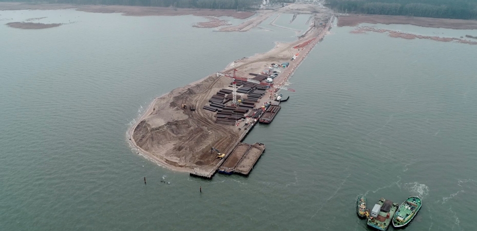 Styczeń na terenie budowy kanału żeglugowego przez Mierzeję Wiślaną: Pierwsze X-blocki wbudowane na Falochronie Wschodnim  [foto, wideo]-GospodarkaMorska.pl