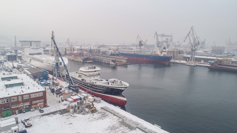 Pracowity początek roku w Karstensen Shipyard Poland. Wodowanie dużej jednostki rybackiej [foto, wideo]-GospodarkaMorska.pl