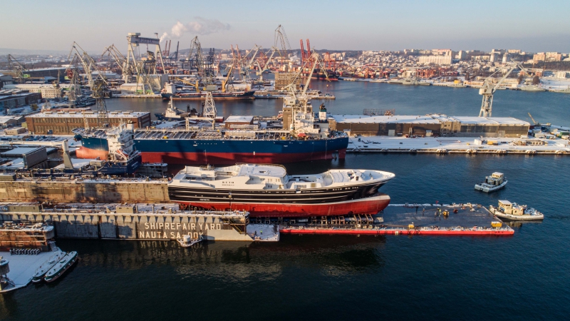 Pracowity początek roku w Karstensen Shipyard Poland. Wodowanie dużej jednostki rybackiej [foto, wideo]-GospodarkaMorska.pl