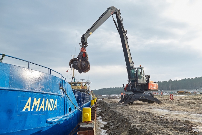 Statek z kamieniem hydrotechnicznym dotarł na Mierzeję (wideo)-GospodarkaMorska.pl