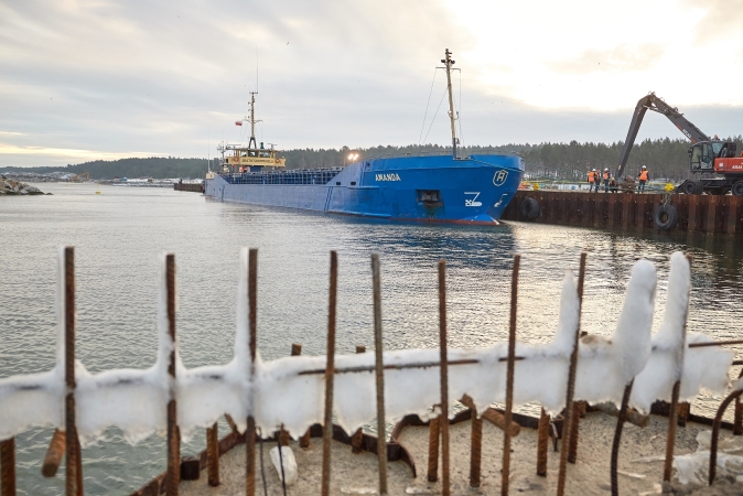 Statek z kamieniem hydrotechnicznym dotarł na Mierzeję (wideo)-GospodarkaMorska.pl