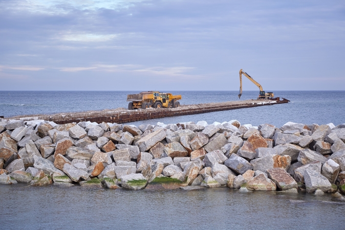 Statek z kamieniem hydrotechnicznym dotarł na Mierzeję (wideo)-GospodarkaMorska.pl
