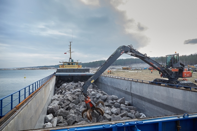 Statek z kamieniem hydrotechnicznym dotarł na Mierzeję (wideo)-GospodarkaMorska.pl