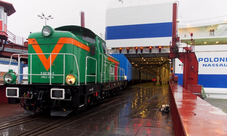 „Polonia” zapełniła się wagonami kolejowymi, które popłynęły do Norwegii-GospodarkaMorska.pl