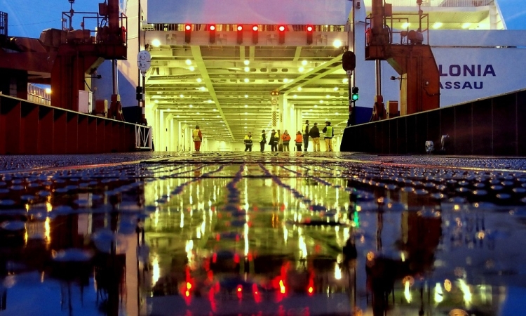 „Polonia” zapełniła się wagonami kolejowymi, które popłynęły do Norwegii-GospodarkaMorska.pl