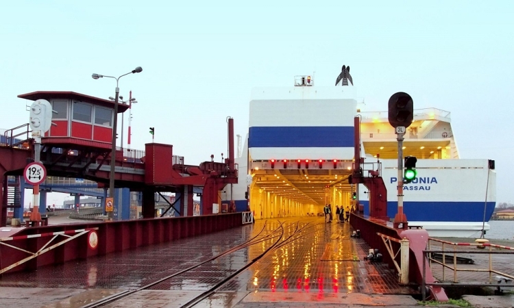 „Polonia” zapełniła się wagonami kolejowymi, które popłynęły do Norwegii-GospodarkaMorska.pl