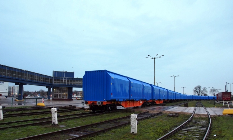 „Polonia” zapełniła się wagonami kolejowymi, które popłynęły do Norwegii-GospodarkaMorska.pl