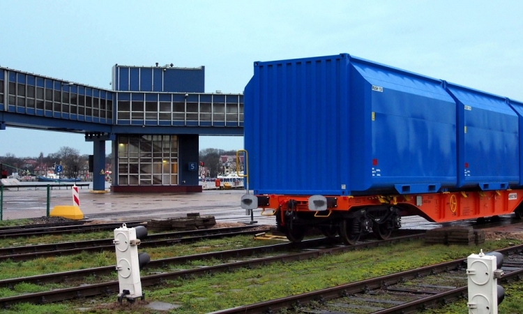 „Polonia” zapełniła się wagonami kolejowymi, które popłynęły do Norwegii-GospodarkaMorska.pl
