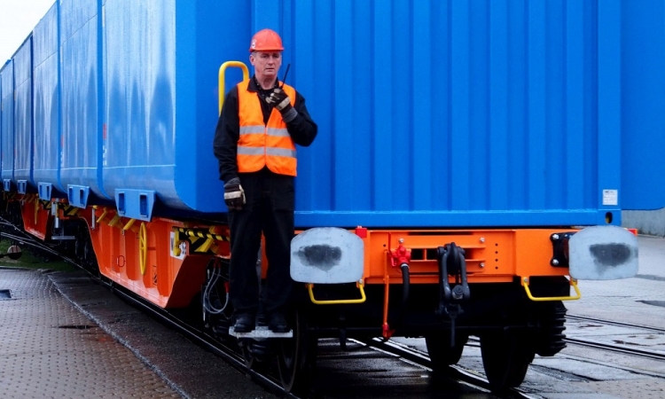 „Polonia” zapełniła się wagonami kolejowymi, które popłynęły do Norwegii-GospodarkaMorska.pl