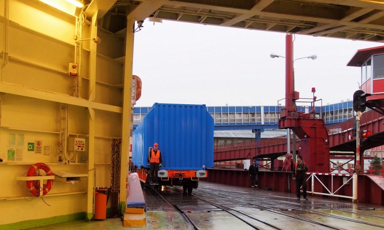 „Polonia” zapełniła się wagonami kolejowymi, które popłynęły do Norwegii-GospodarkaMorska.pl