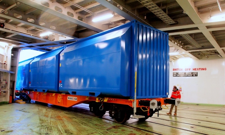 „Polonia” zapełniła się wagonami kolejowymi, które popłynęły do Norwegii-GospodarkaMorska.pl